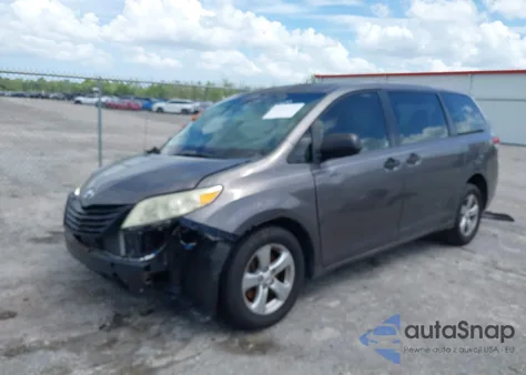 2012 Toyota Sienna Base 7 Passenger z USA, uszkodzony, nr VIN 5TDKA3DC8CS010238